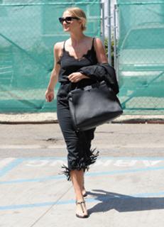 Ashlee Simpson feet photo thumbnail