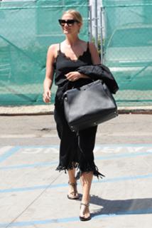 Ashlee Simpson feet photo thumbnail