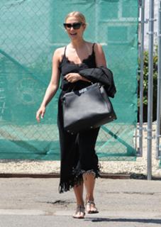 Ashlee Simpson feet photo thumbnail