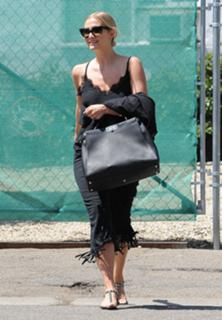 Ashlee Simpson feet photo thumbnail