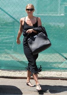 Ashlee Simpson feet photo thumbnail