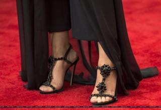 Sarah Hyland feet photo thumbnail