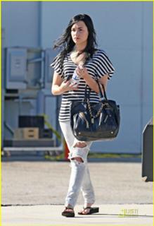 Demi Lovato feet photo thumbnail