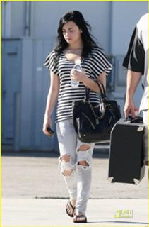 Demi Lovato feet photo thumbnail