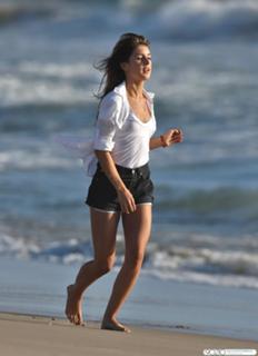 Shenae Grimes-Beech feet photo thumbnail