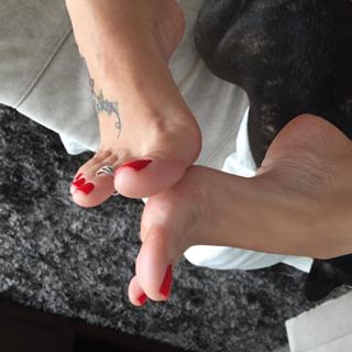 Karin Klemp feet photo thumbnail