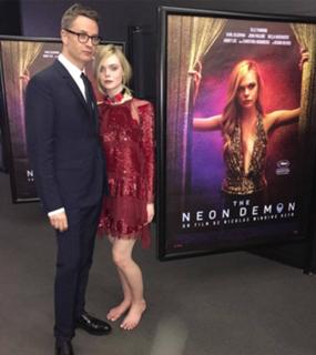 Elle Fanning feet photo thumbnail