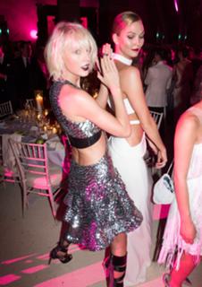Taylor Swift feet photo thumbnail