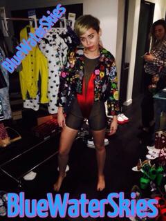 Miley Cyrus feet photo thumbnail