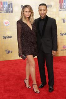 Chrissy Teigen feet photo thumbnail