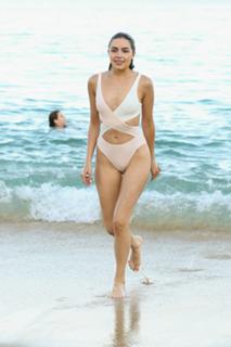 Olivia Culpo feet photo thumbnail