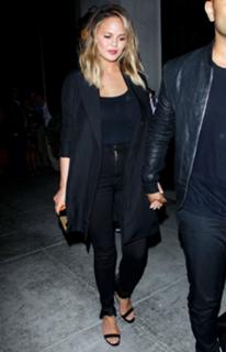 Chrissy Teigen feet photo thumbnail