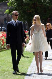 Elle Fanning feet photo thumbnail