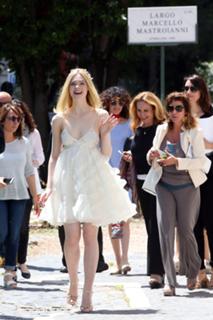 Elle Fanning feet photo thumbnail
