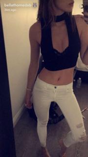 Bella Thorne feet photo thumbnail