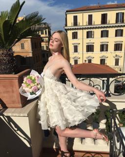 Elle Fanning feet photo thumbnail