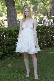 Elle Fanning feet photo thumbnail