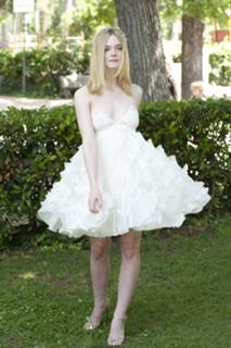 Elle Fanning feet photo thumbnail