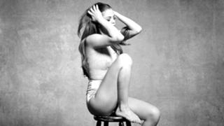 Selena Gomez feet photo thumbnail