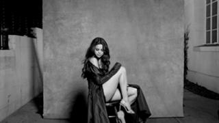 Selena Gomez feet photo thumbnail