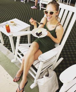 AnnaSophia Robb feet photo thumbnail