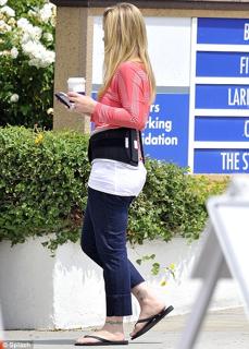 Christina Applegate feet photo thumbnail