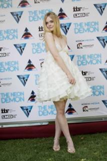 Elle Fanning feet photo thumbnail