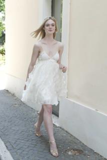 Elle Fanning feet photo thumbnail