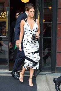 Riley Keough feet photo thumbnail