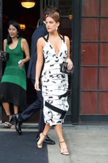 Riley Keough feet photo thumbnail