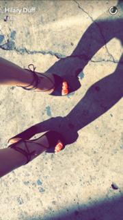 Hilary Duff feet photo thumbnail