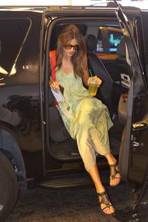 Alessandra Ambrosio feet photo thumbnail