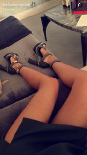 Bella Thorne feet photo thumbnail