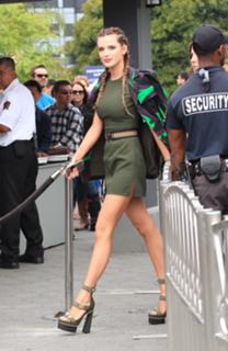Bella Thorne feet photo thumbnail