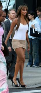Tyra Banks feet photo thumbnail