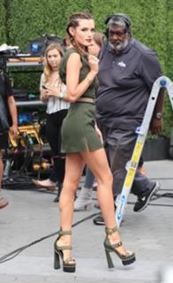 Bella Thorne feet photo thumbnail