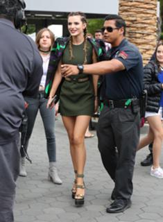 Bella Thorne feet photo thumbnail
