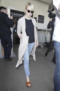 Emma Stone feet photo thumbnail