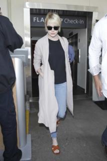 Emma Stone feet photo thumbnail