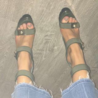 Bella Thorne feet photo thumbnail