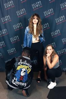 Selena Gomez feet photo thumbnail