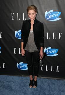 Julie Bowen feet photo thumbnail