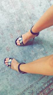 Rosie Huntington-Whiteley feet photo thumbnail