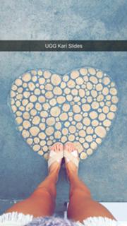 Rosie Huntington-Whiteley feet photo thumbnail