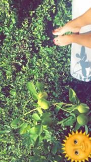 Rosie Huntington-Whiteley feet photo thumbnail