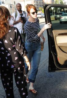 Emma Stone feet photo thumbnail