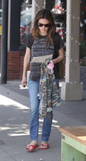 Rachel Bilson feet photo thumbnail