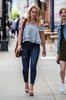 Hilary Duff feet photo thumbnail