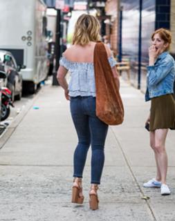 Hilary Duff feet photo thumbnail