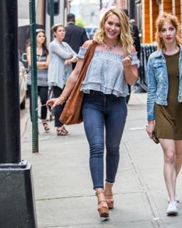Hilary Duff feet photo thumbnail